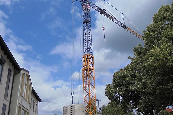 Kran auf Schulgelände
