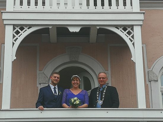 Brautpaar Julia und Florian Prause mit Bürgermeister Hans Fent