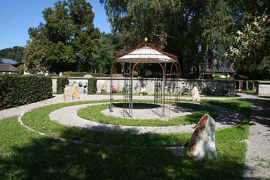 Urnengrabfeld auf dem Friedhof Aßling