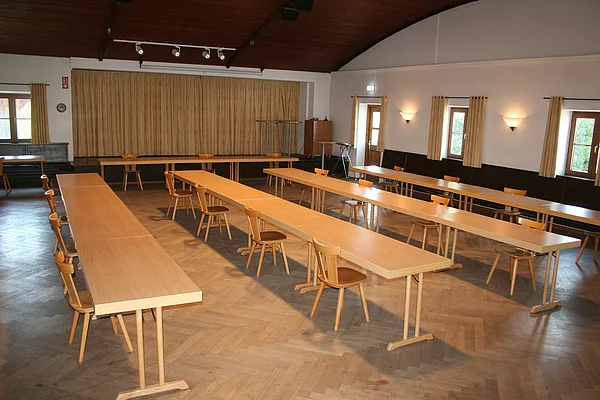 Gemeindesaal mit Blick zur Bühne