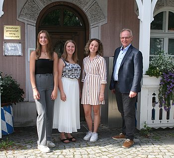 Bürgermeister Hans Fent und drei Mitarbeiterinnen
